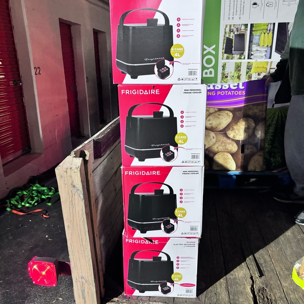 Frigidaire Black Mini fridge 6-can holder